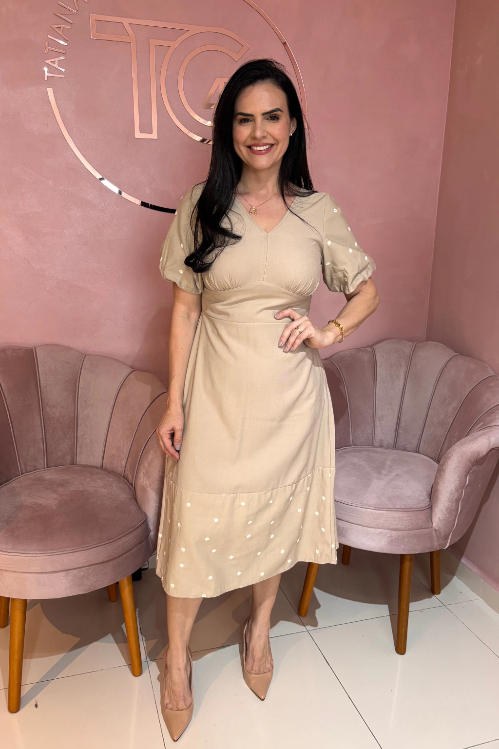 Vestido midi na cor bege claro/nude com flor bordada
