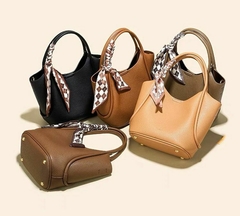 KIT Bolsa Feminina De Mão Com Lenço + Bolsinha/Necessaire Básico Transversal Ref. 5007 na internet