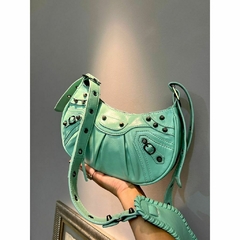 Bolsa Feminina de Ombro Transversal Estilo Rebite Brinde: Carteira (NÃO ACOMPANHA ESPELHO DE CORAÇÃO) Ref. B5003 - Bella YY