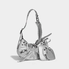 Bolsa Feminina de Ombro Transversal Estilo Rebite Brinde: Carteira (NÃO ACOMPANHA ESPELHO DE CORAÇÃO) Ref. B5003 - comprar online