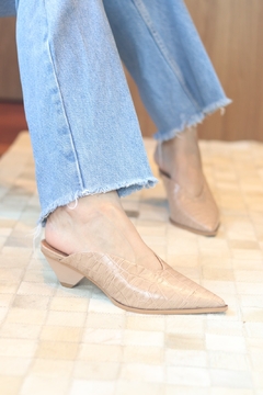 Mule Croco Nude na internet