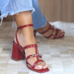 Sandália Croco Vermelha com Fivela Metalizada - comprar online
