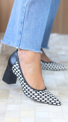 Scarpin Traçado Preto e Branco na internet