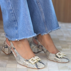 Slingback Animal Print com Fivela Off-White na internet