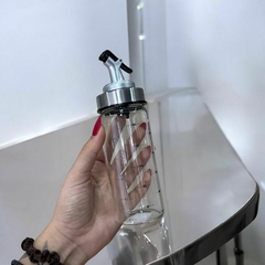 ACEITERO DE VIDRIO, CON PICO VERTEDOR