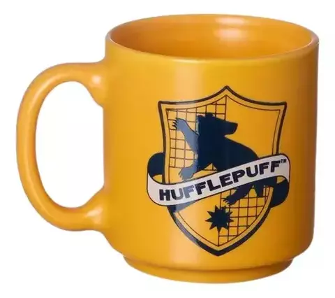 Caneca Mini Tina Hufflepuff de 100ML, com design amarelo e brasão da casa Hufflepuff.
