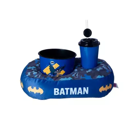 Kit almofada infantil com tema do Batman, incluindo um recipiente para pipoca e copo.