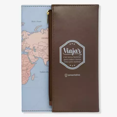Caderno com estojo de viagem, apresentando um mapa-múndi e uma mensagem inspiradora sobre viajar.