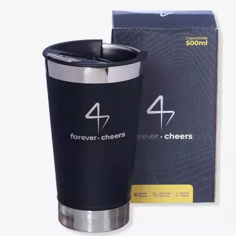 Copo térmico preto Forever Cheers com capacidade de 500ml, acompanhado de sua embalagem.