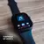 Smartwatch N10 Ultra preto com tela de 2,01 polegadas mostrando o controle de músicas