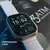 Smartwatch U4 PRO Microwear prata e display digital mostrando hora, clima e algumas gotas de água, e um texto dizendo que tem certificação à prova d'água 3ATM