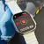 Smartwatch U4 PRO Microwear prata com pulseira branca e display digital mostrando gravador de voz