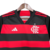 Camisa do Flamengo com listras vermelhas e pretas, logo da Adidas e do clube