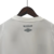 Detalhe da parte de trás da camisa branca do Santos FC, com o logo da Umbro e a inscrição 'Vila Belmiro'.