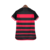 Camiseta de futebol preta com listras vermelhas na parte de trás.
