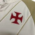 Detalhe do emblema vermelho do Vasco da Gama na camisa III 24/25 da Kappa.