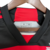 Detalhe do colarinho de uma camiseta esportiva, destacando a etiqueta de tamanho M e informações sobre o ajuste slim fit.