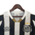 Camisa de torcedor do Santos, modelo 24/25, nas cores branca e preta, com logo da Umbro e escudo do SFC.