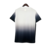 Camisa Corinthians 24/25 masculina na cor branca com gradiente azul escuro, pendurada em um cabide.