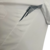 Detalhe da camisa Santos I 24/25, mostrando a parte lateral e a estampa na manga.