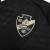 Detalhe da camisa preta do Vasco da Gama III 24/25, apresentando o escudo do clube bordado.