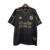 Camisa retrô do Santos FC, edição comemorativa Charlie Brown Jr., predominantemente preta com detalhes em dourado.