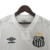 Camisa branca do Santos FC, modelo 24/25, com logo da Umbro e escudo do time.
