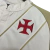 Detalhe da camisa feminina do Vasco da Gama, modelo III 24/25, com bordado vermelho da cruz de Malta.
