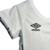 Detalhe da camisa torcedor feminina Santos I 24/25, branca, com logo da Umbro e padrão sutil no tecido.