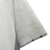 Detalhe da manga da camisa branca do Santos I 24/25, com padrão sutil e acabamento listrado.