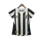 Camisa de torcedor feminina do Santos, modelo 24/25, nas cores branca e preta, com detalhes em dourado e logotipo da Umbro.