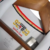 Detalhe da etiqueta da Camisa Retrô São Paulo Edição Memorial 1992, mostrando o logo e informações de fabricação.