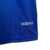 Detalhe da camisa Palmeiras Retrô 14/15 na cor azul, mostrando a logo "adizero" em branco.