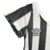 Detalhe da camisa feminina do Santos 24/25, com design em branco e preto e logotipo da Umbro.