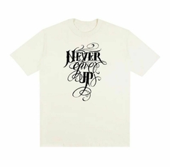 Camiseta Never Give Up na internet