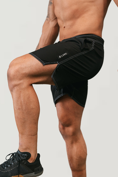 Boardshorts com fenda lateral para maior amplitude 
