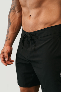 boardshort com ajuste em cordao mantendo segurança