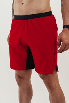 Shorts V3s na cor vermelha da marca Lurk, com detalhes em preto, ajustados ao corpo de um modelo masculino.