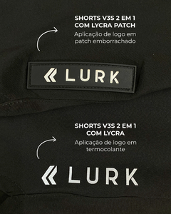 Detalhes dos logos aplicados em shorts pretos V3s 2 em 1 da marca Lurk, mostrando patch emborrachado e logo termocolante em lycra
