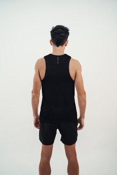Homem de costas usando uma regata masculina preta de poliamida da marca Lurk.