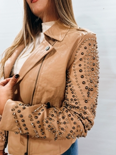 Campera Beige Tachas en internet