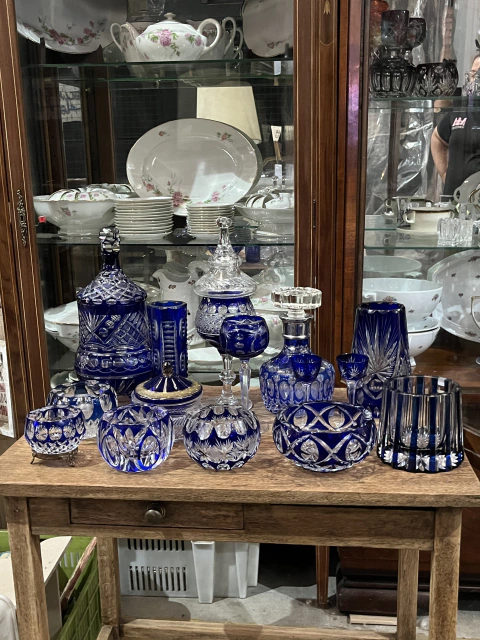Licorera azul de cristal checoslovaco