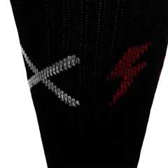 Meia preta com detalhes em vermelho e branco, apresentando um design exclusivo.