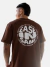 Camiseta básica marrom com estampa em branco na parte de trás, destacando a frase "EASE IN SANE - IT'S ABOUT SPORTS, ART AND MUSIC - BORN TO LIVE YOUNG, ORIGINAL FROM BRAZIL".