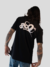 Camiseta preta com estampa branca "ease ins." nas costas, vista de trás.