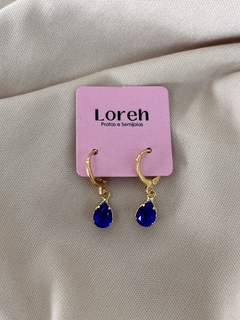 Brinco dourado com zircônia azul