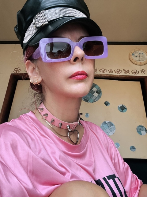 Gafas de sol de color morado, Hacemos envíos a todo Chile por Starken pagas el producto ahora y tu envío al llegar tu producto.