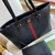 Cartera inspirada en marca de lujo en internet