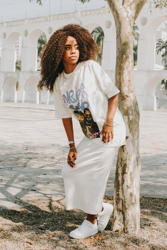 Camisa cantora Ludmila oversized na internet