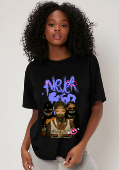 Camisa cantora Ludmila oversized na internet